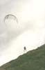 1985. Sur les grandes dunes de Ste Anne la Palud, Bruno teste un prototype en kitejumping